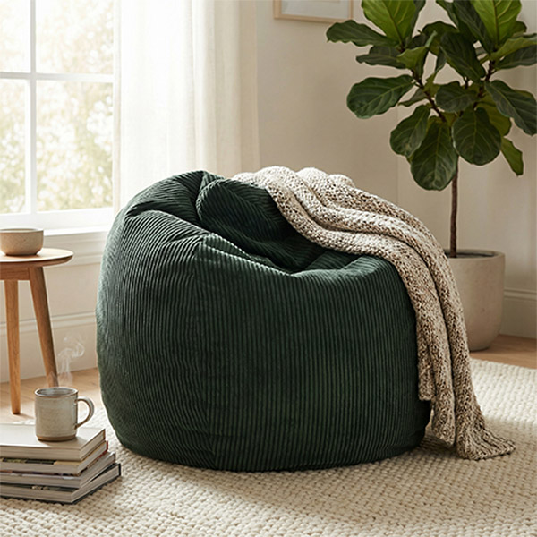 En vintermos-farvet Milano Zoom sækkestol fra The Beanbag Company, der er ejet af Heimili, står i en stue med en plaid henslægt henover